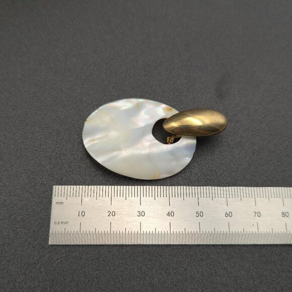 Gold Tone Oval White Shell Dangle Earrings B898 - Picture 4 of 5